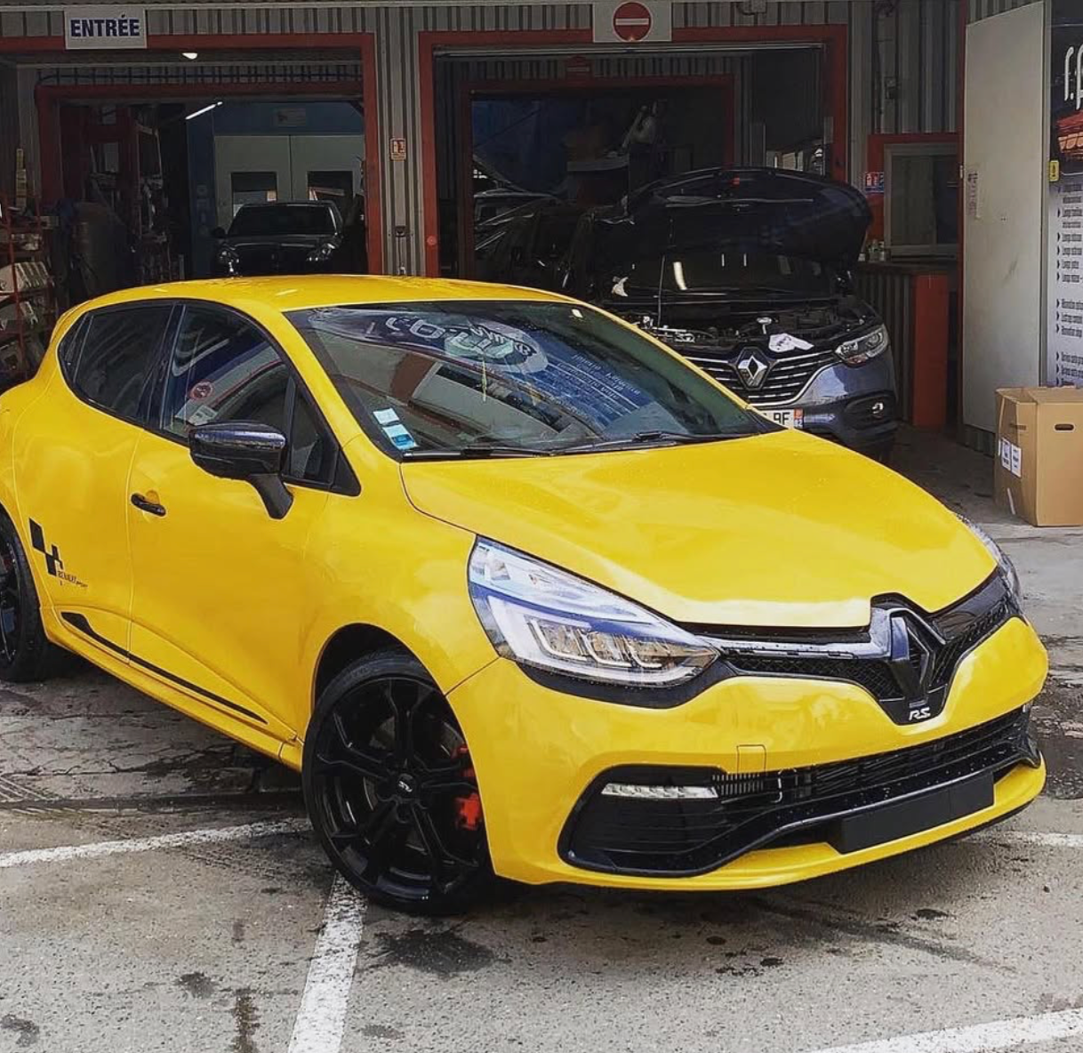 Renault Clio RS jaune préparée