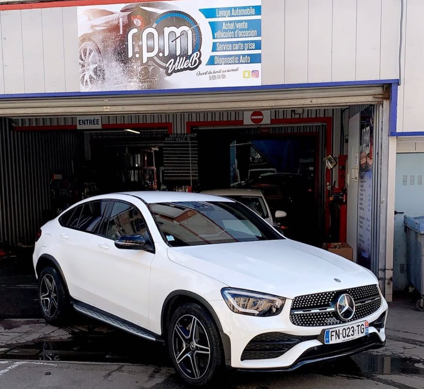 Mercedes GLC devant l'atelier